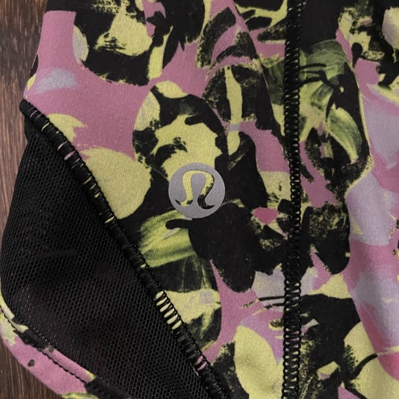 Lululemon shorty Hot Shorts Floral - Picture 3 of 3